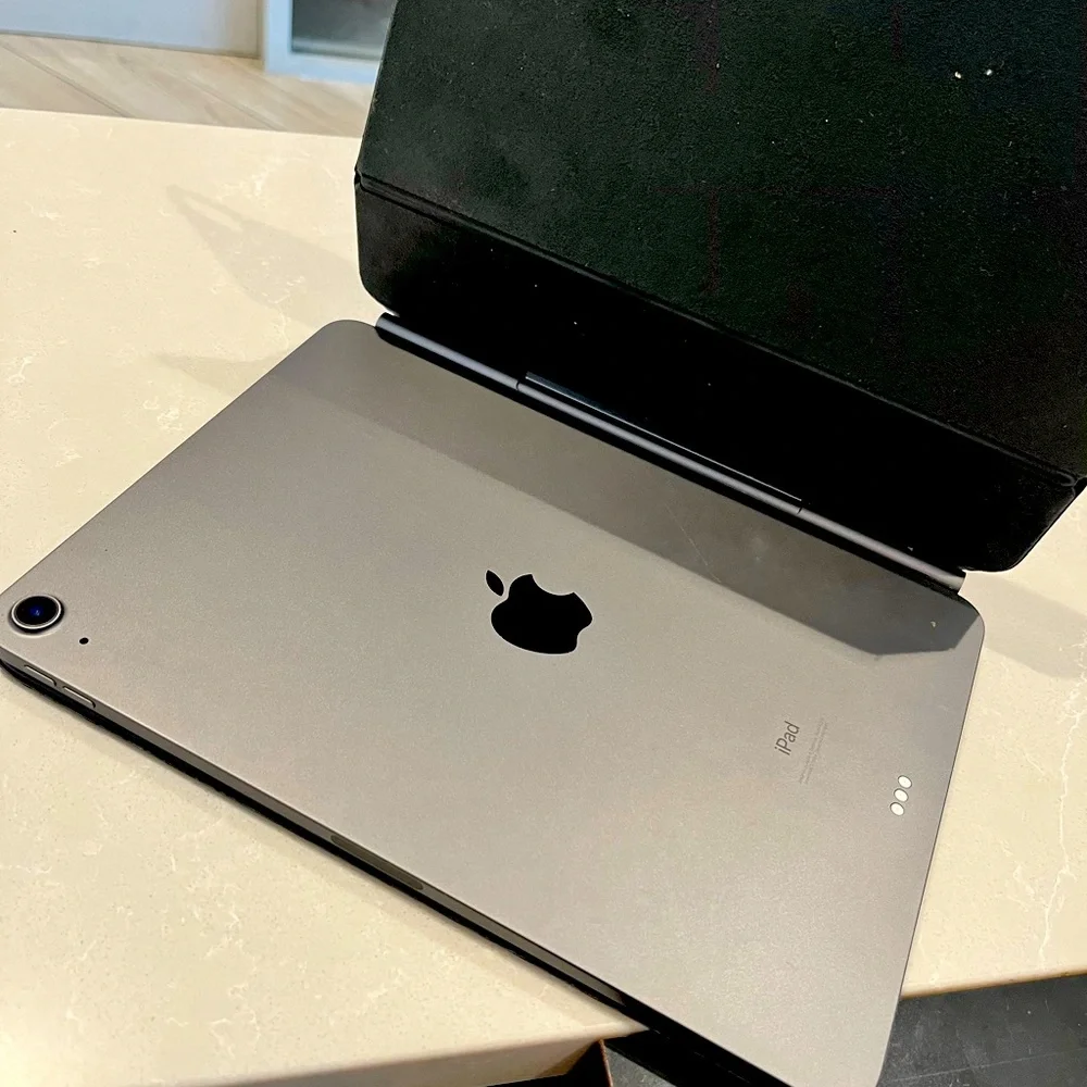 Like New Space gray IPad air 10.9 inch and IPad Keyboard. 4th generation